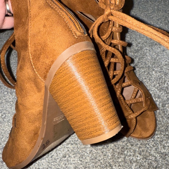 Suede heels - Picture 3 of 3